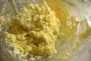 Crêpes à la bière blanche, mélangez la farine et les oeufs Crêpes à la bière blanche, mélangez la farine et les oeufs