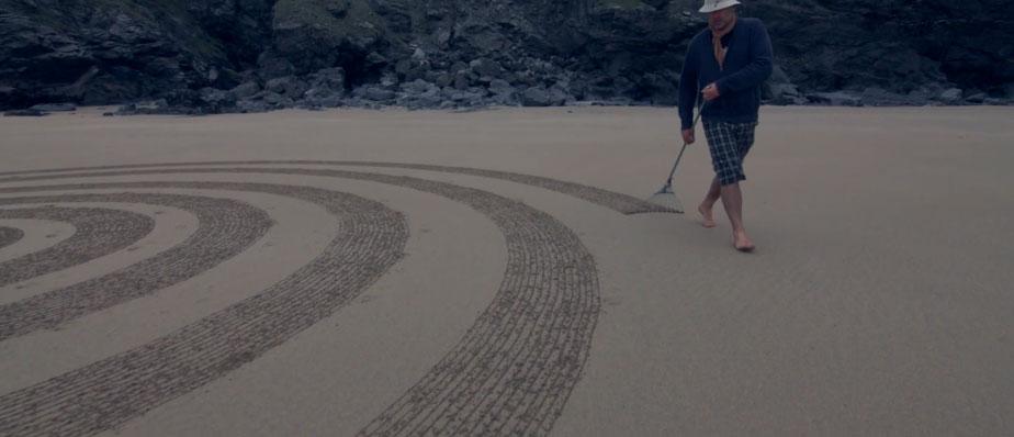 Tony Plant et ses fresques sur sable