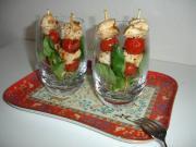 Petites brochettes de poulet et de tomates cerise à l'origan en verrine