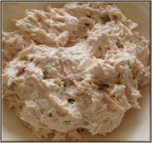 Sandwich aux rillettes de thon pour un déjeuner sur le pouce