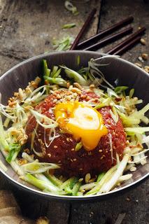 Et si la cuisine du pays du matin calme était notre prochaine découverte… Petit voyage dans la cuisine coréenne, le Yukhoe un tartare diablement parfumé !