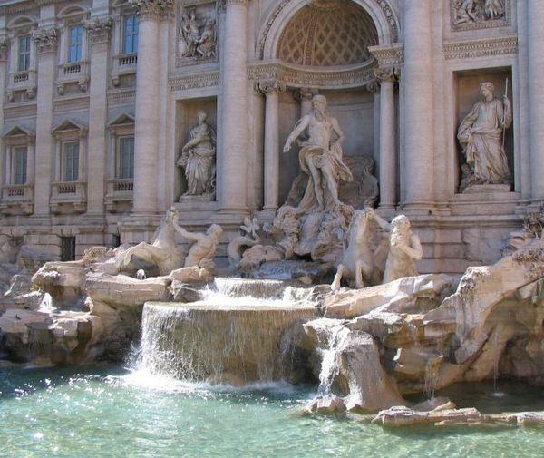 La rénovation de la  Fontaine de Trevi financée par Fendi