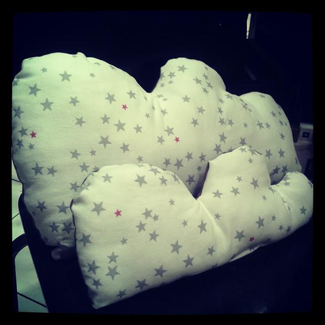 Elle coud maintenant....