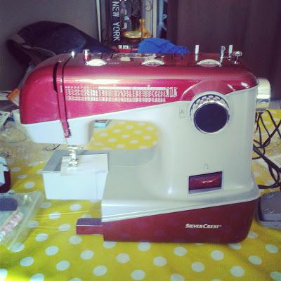 Elle coud maintenant....