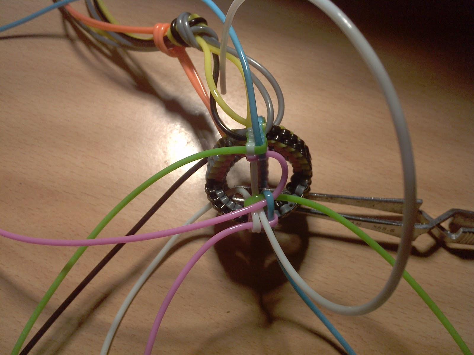 Sphère ajourée, scoubidou à 16 fils