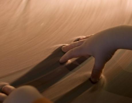 Hands in Sand de retro traveler