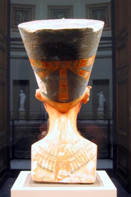 http://upload.wikimedia.org/wikipedia/commons/3/33/Nefertiti_bust_%28back%29.jpg