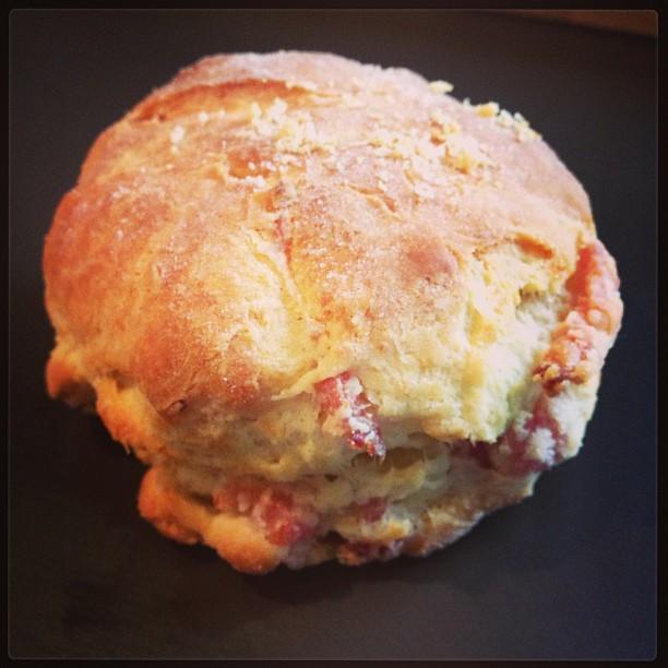 Scones parmesan, lardons
