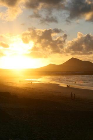 Coucher de soleil au delà mer et volcans à Lanzarote - Espagne