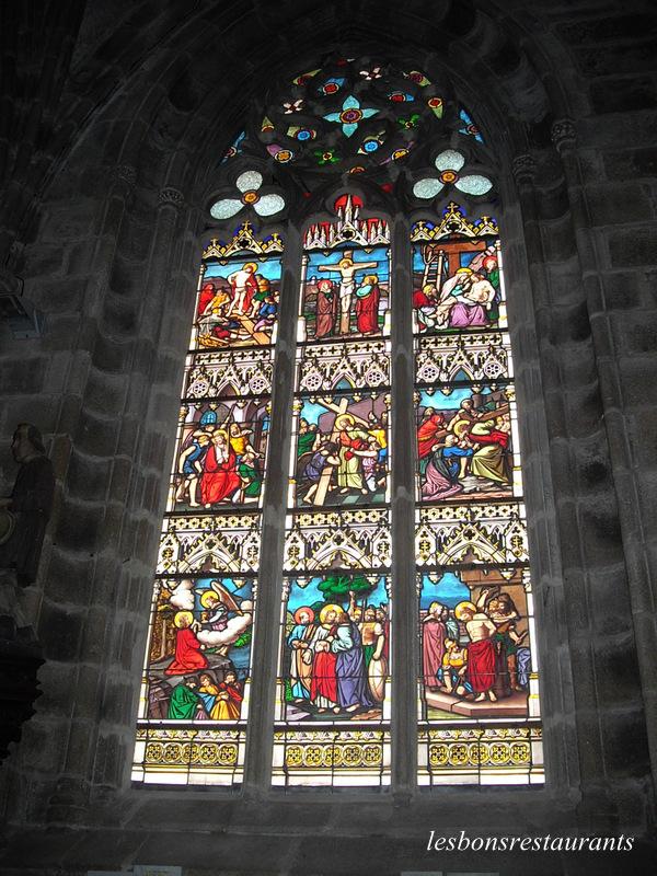 MINIHY-TRÉGUIER(22)-Les Vitraux de l'Église Saint-Yves