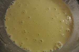 Crêpes à la bière blanche, vous obtenez une pâte lisse