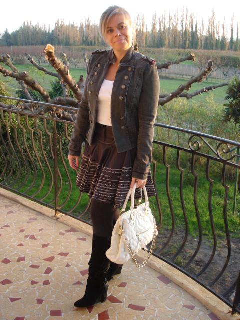 Petite jupe asymétrique folklorique et bottes à franges !