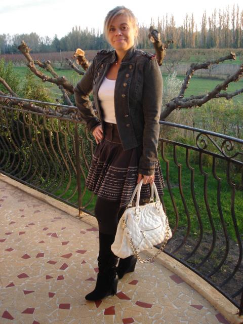 Petite jupe asymétrique folklorique et bottes à franges !