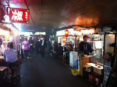 Cuisine de rue à Tokyo: les brochettes Yakitori