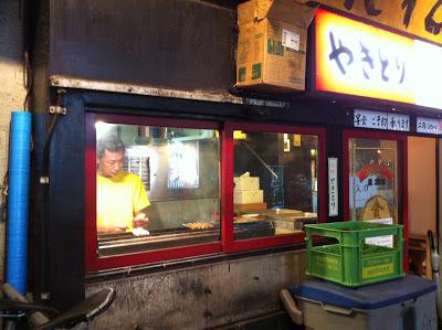 Cuisine de rue à Tokyo: les brochettes Yakitori