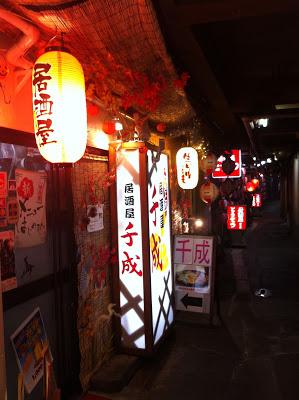 Cuisine de rue à Tokyo: les brochettes Yakitori