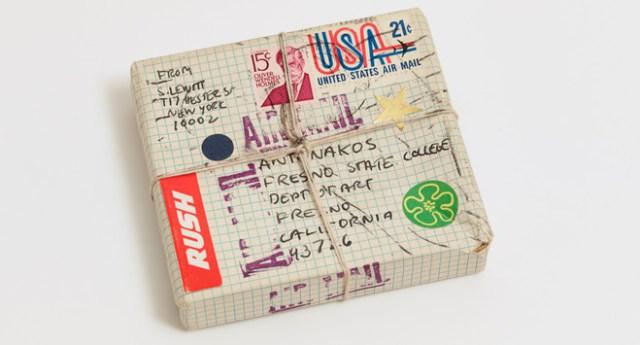 Stephen Antonakos, Package Project 1971, prêt de l'artiste, Courtesy Konrad Fischer Galerie, Berlin / Dusseldorf. Photo Jeffrey Sturges, New York © 1971 Stephen Antonakos 