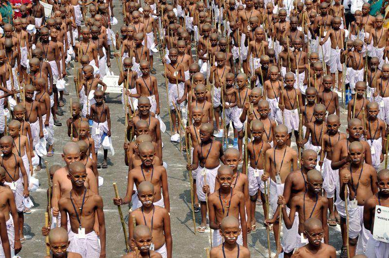Petits Gandhi. Des enfants habillés comme le Mahatma Gandhi commémorent ce jeudi «Martyr's day», le jour du martyr Chennai en Inde. C'est le 30 janvier 1948 que le guide spirituel de l'indépendance indienne, apôtre de la lutte non violente, était assassiné de trois balles par un extrémiste alors qu'il allait faire sa prière sur les gazons du palais Birla. Plus de deux millions d'Indiens assistèrent à ses funérailles.