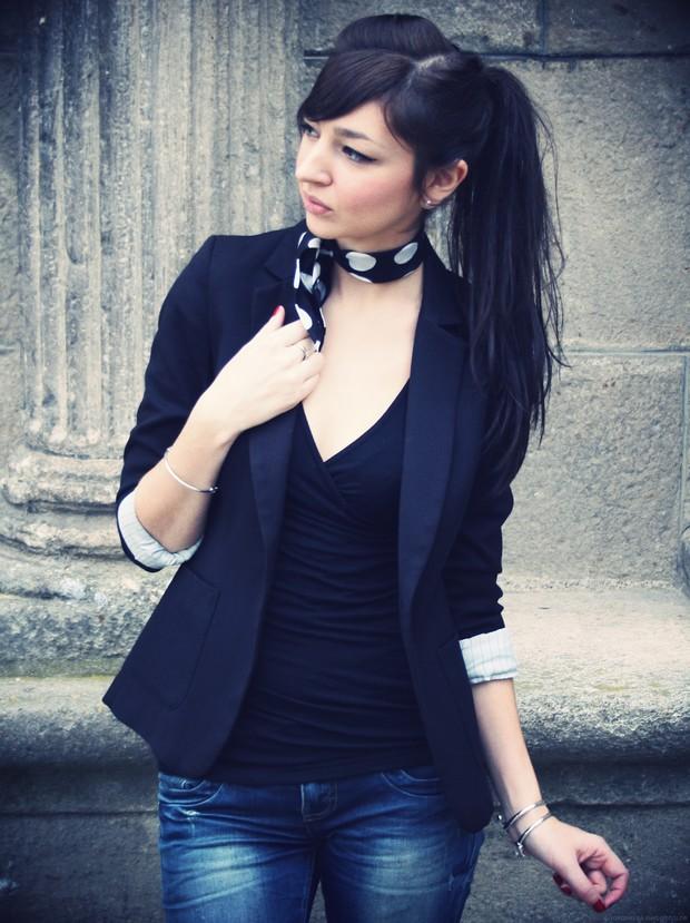 * Je ne suis pas celle que tu crois, reprend du début on s'abîme, c'est pas une image devant toi*