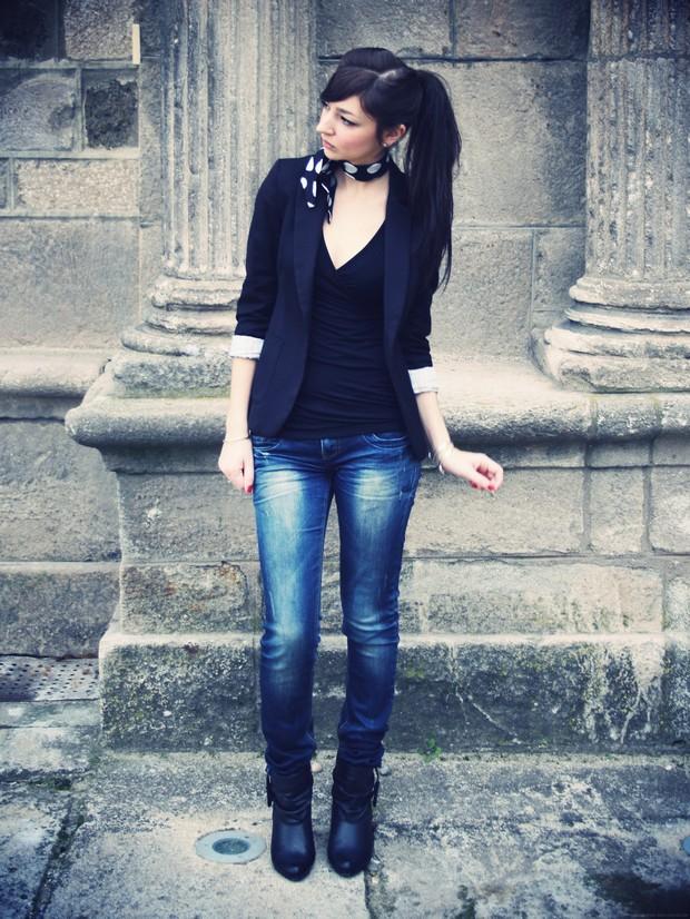 * Je ne suis pas celle que tu crois, reprend du début on s'abîme, c'est pas une image devant toi*