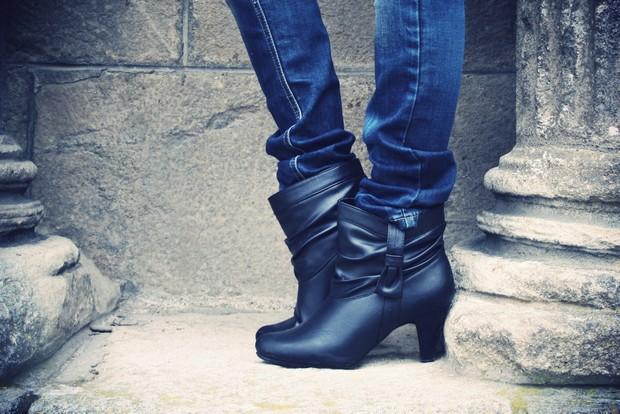 * Je ne suis pas celle que tu crois, reprend du début on s'abîme, c'est pas une image devant toi*