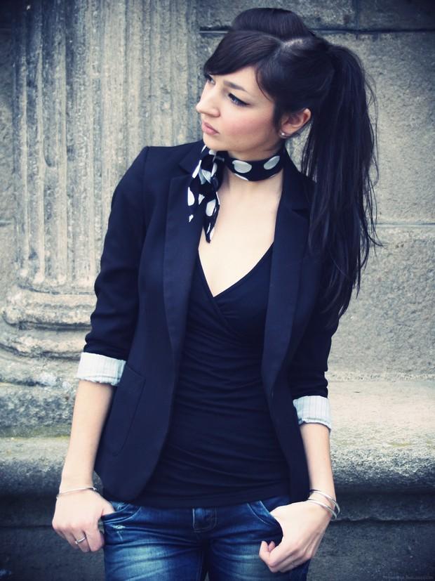 * Je ne suis pas celle que tu crois, reprend du début on s'abîme, c'est pas une image devant toi*