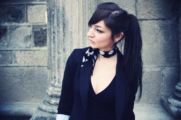 * Je ne suis pas celle que tu crois, reprend du début on s'abîme, c'est pas une image devant toi*