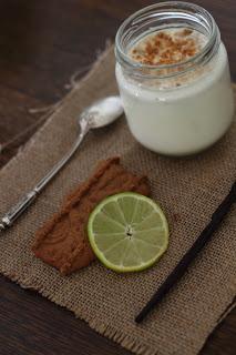 Yaourts au lait de chèvre, vanille, citron vert et miettes de Spéculoos