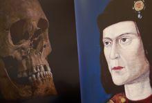 Le crâne découvert à gauche, un portrait posthume à droite.