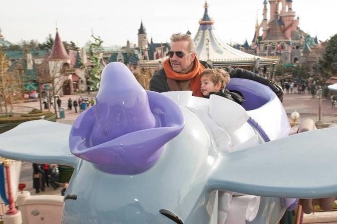 Kevin Costner et sa famille à Disneyland Paris