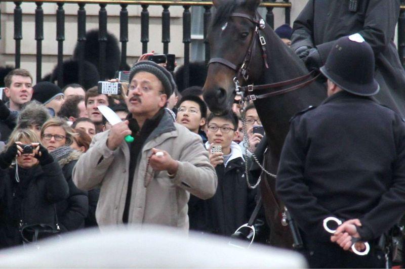 Menace. La police britannique est efficace. Un homme d'une cinquantaine d'années qui avait menacé dimanche midi de se trancher la gorge devant le palais de Buckingham à Londres, a été très rapidement neutralisé par un policier armé d'un Taser et arrêté. Alors que la foule, paniquée, avait commencé à crier, un policier est parvenu à se glisser derrière l'individu et a tiré sur lui avec une arme à impulsion électrique. Touché, l'homme s'est rapidement effondré.