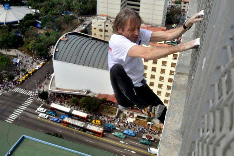 Nouvel exploit. L'homme-araignée n'avait jamais escaladé à Cuba. C'est maintenant chose faite. Ce lundi, sans aucun matériel, Alain Robert a gravi la façade de l'emblématique hôtel de La Havane «Habana Libre» sous les yeux de centaines de spectateurs. Le «Spiderman français» a commencé son escalade du 4e étage de l'hôtel, pour atteindre 28 minutes plus tard le 26e étage de cet immeuble de 70 mètres de haut. Il s'agissait d'un hommage à Fidel Castro car c'est dans cet hôtel que le père de la révolution cubaine, aujourd'hui âgé de 86 ans, avait élu domicile pendant plusieurs mois en 1959 après avoir renversé le régime de Fulgencio Batista.