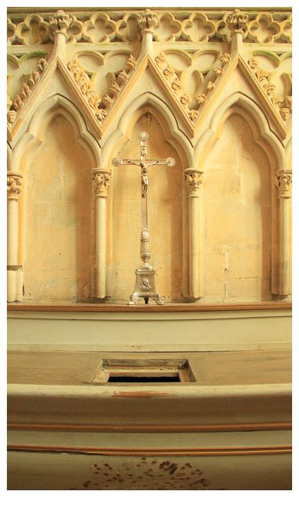 crucifix-eglise-autel-jaune-copie-2.jpg