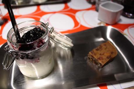 Faisselle et sa confiture et pudding maison Faisselle et sa confiture et pudding maison