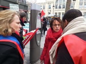 Danielle Simonnet et Laurence Sauvage, du Parti de Gauche, avec les salariés de Buffalo Grill en grève