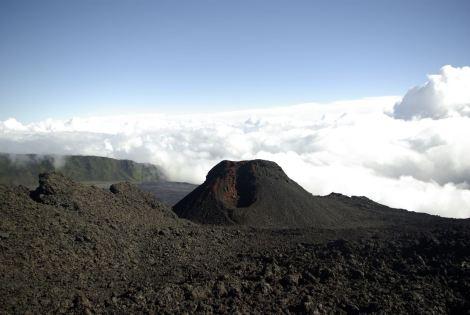 Le cratère Kapor avec un flou de nuages derrière