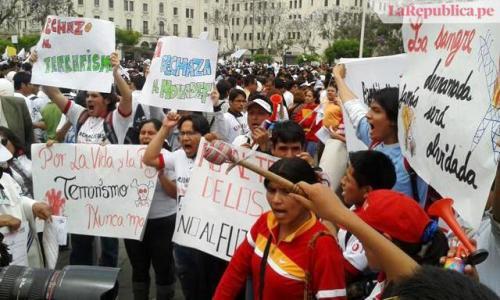 Une année de stabilisation politique difficile au Pérou sur fond de polarisation opposant les néo senderistes et les fujimoristes aux valeurs démocratiques