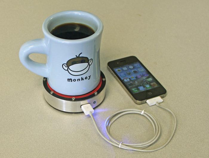 Charger son smartphone avec un bon café?