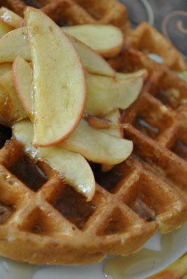 Gaufres à la crème sure, pommes et cannelle