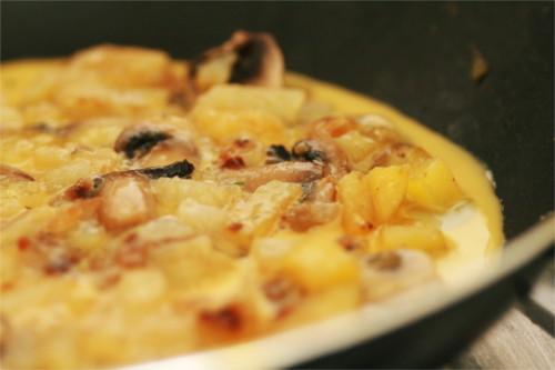 omelette pomme de terre, oignon, champignon