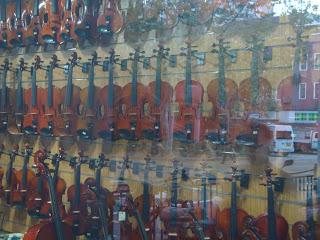 Jinling Lu, rue des instruments de musique