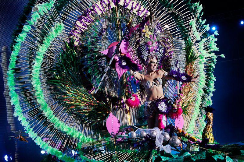 C'est parti! Le carnaval de Ténérife, l'un des plus réputés avec ceux de Rio de Janeiro et de Venise, a débuté hier jusqu'au 17 février. Il a principalement lieu à Santa Cruz, sur la Plaza de España. Durant plusieurs jours, l'éventail de couleurs des déguisements, des danses, des animations musicales et la joie des habitants envahissent les rues de la ville. Cette année, le thème des festivités est «Le Monde de Bollywood et l'Inde». Et comme dans tout carnaval qui se respecte, il a sa reine!