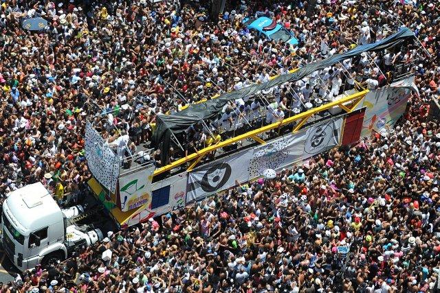 Des centaines de personnes assistent à une parade... (Photo: AFP)
