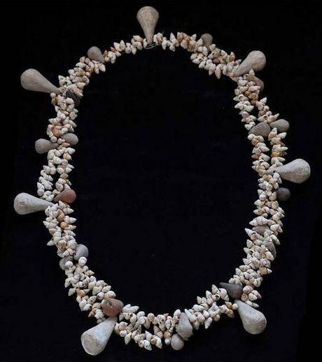 ce-collier-a-ete-reconstitue-a-partir-de-1500-perles-colore.jpg