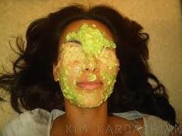 MASQUE NATUREL A L'AVOCAT : CHEVEUX ET VISAGE : Kim kardashian BIENFAITS DE L’AVOCAT EN MASQUE : CHEVEUX (CREPUS) ET VISAGE