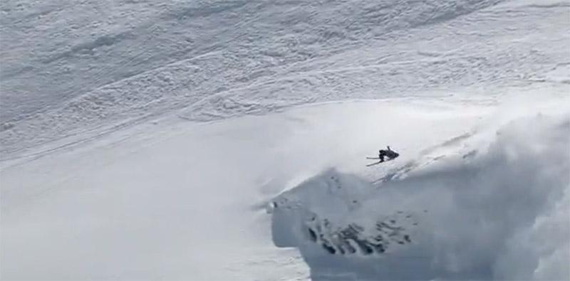 Petit backflip en ski pendant une avalanche