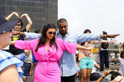 KIM KARDASHIAN ET KANYE WEST POSENT COMME JESUS AU BRESIL