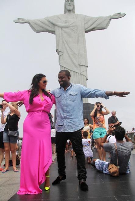 KIM KARDASHIAN ET KANYE WEST POSENT COMME JESUS AU BRESIL