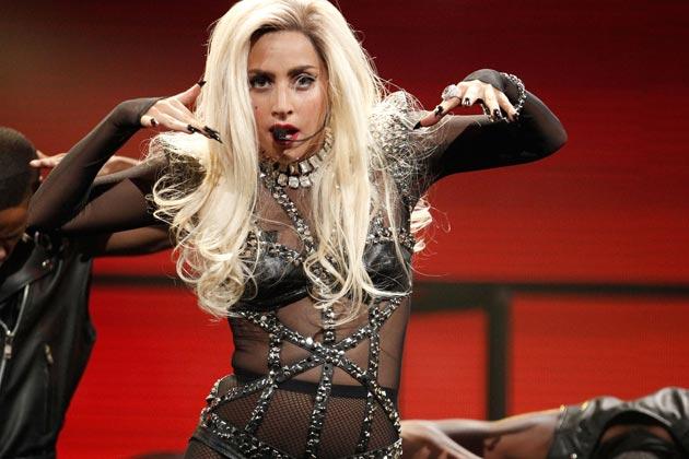 Lady Gaga hospitalisée à cause d'une déchirure à la hanche ! Elle annule sa tournée !