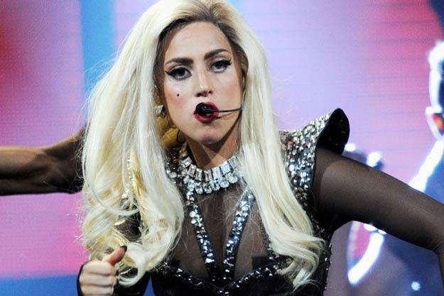 Lady Gaga hospitalisée à cause d'une déchirure à la hanche ! Elle annule sa tournée !